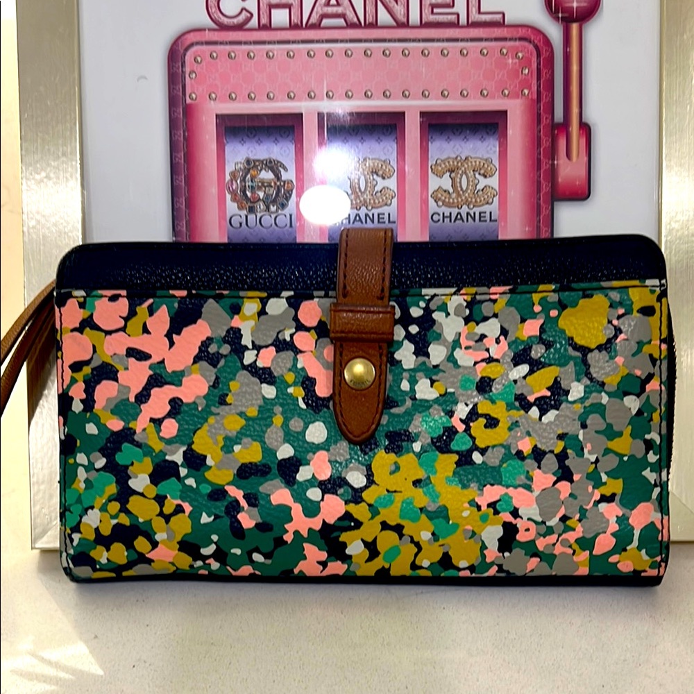 Fossil Multicolor Women's wallet. EUC